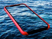 Уронил телефон в воду: почему показывает наушники?