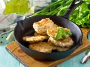 Куриное филе в сметанном соусе на сковороде