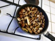 Шампиньоны с луком на сковороде