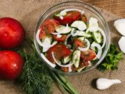 Салат из черри и листьев салата