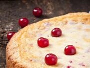 Открытый пирог с брусникой и сметаной