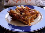 Жареные ребра с луком на сковороде