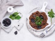 Говядина с черносливом и яблоками: тушеное блюдо