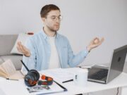 Сны о коллеге: что означают и как справиться