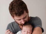 Мужчина с младенцем на руках: толкование сна