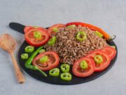 Гречка с овощами и мясом на сковороде