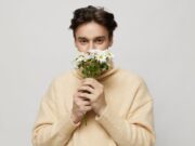 Как намекнуть парню на цветы