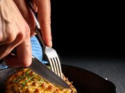 Запекаем большим куском свинину в духовке