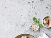 Жареные пельмени в сметане с сыром