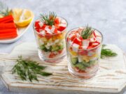 Салат с горошком и крабовыми палочками