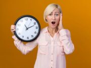 Расшифровка времени 23:33 на часах