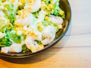 Креветки с ананасом и сыром: экзотический салат