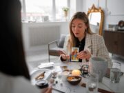 Королева Жезлов: Таро и Мир