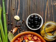 Солянка с оливками и колбасой: рецепт с солеными огурцами