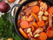 Свинина с луком и морковью в подливе