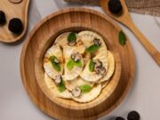 Жареные пельмени с сыром и сметаной