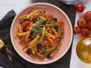 Макароны с тунцом в томатном соусе