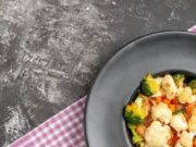 Жареная цветная капуста на сковороде