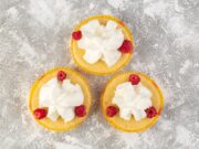 Рецепт кексов с творожным кремом сверху