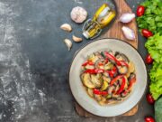 Салат с жареными грибами и ветчиной