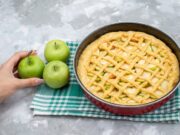 Яблочный пирог на сковороде без духовки