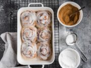 Тесто с фаршем рулетом на сковороде