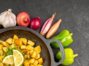 Как правильно тушить мясо с картошкой на сковороде