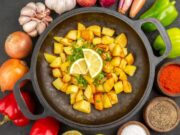 Картошка с фаршем на сковороде