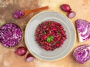 Салат с черносливом, свеклой и грецкими орехами