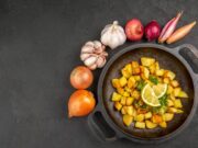 Тушеный картофель со свининой в кастрюле