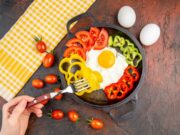Яичница с помидорами на сковороде