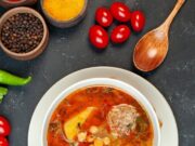 Классическая солянка с колбасой и картошкой