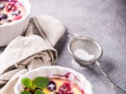 Творожный десерт с желатином и фруктами