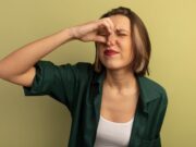 Чешется правый глаз в пятницу вечером: приметы и суеверия