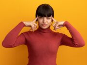 К чему горит левое ухо