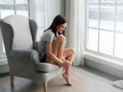 Чешется мизинец на левой ноге: народные приметы