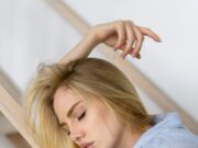 Сон: Женщина стрижет мои волосы