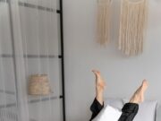 Женщина во сне: стоит ли прыгать из окна?