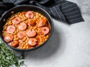 Булгур с сосисками на сковороде