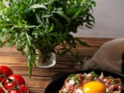 Гнезда из фарша в духовке