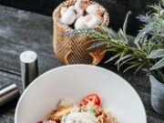 Салат с курицей и овощами