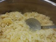 Потушите квашеную капусту на сковороде