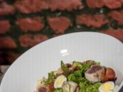 Салат с тунцом и перепелиными яйцами