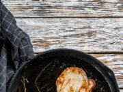 Стейк из свинины на сковороде