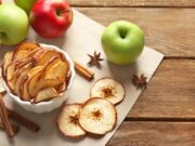 Яблоко с корицей в духовке