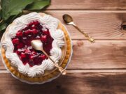 Торт с кремом и ягодами