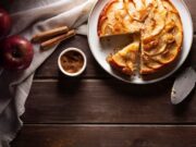 Шарлотка с яблоками на кефире