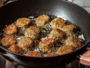 Фарш с гнездами на сковороде