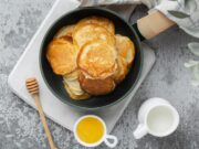 Пышные оладьи на молоке: рецепт