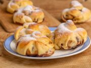 Испанская булочка с заварным кремом